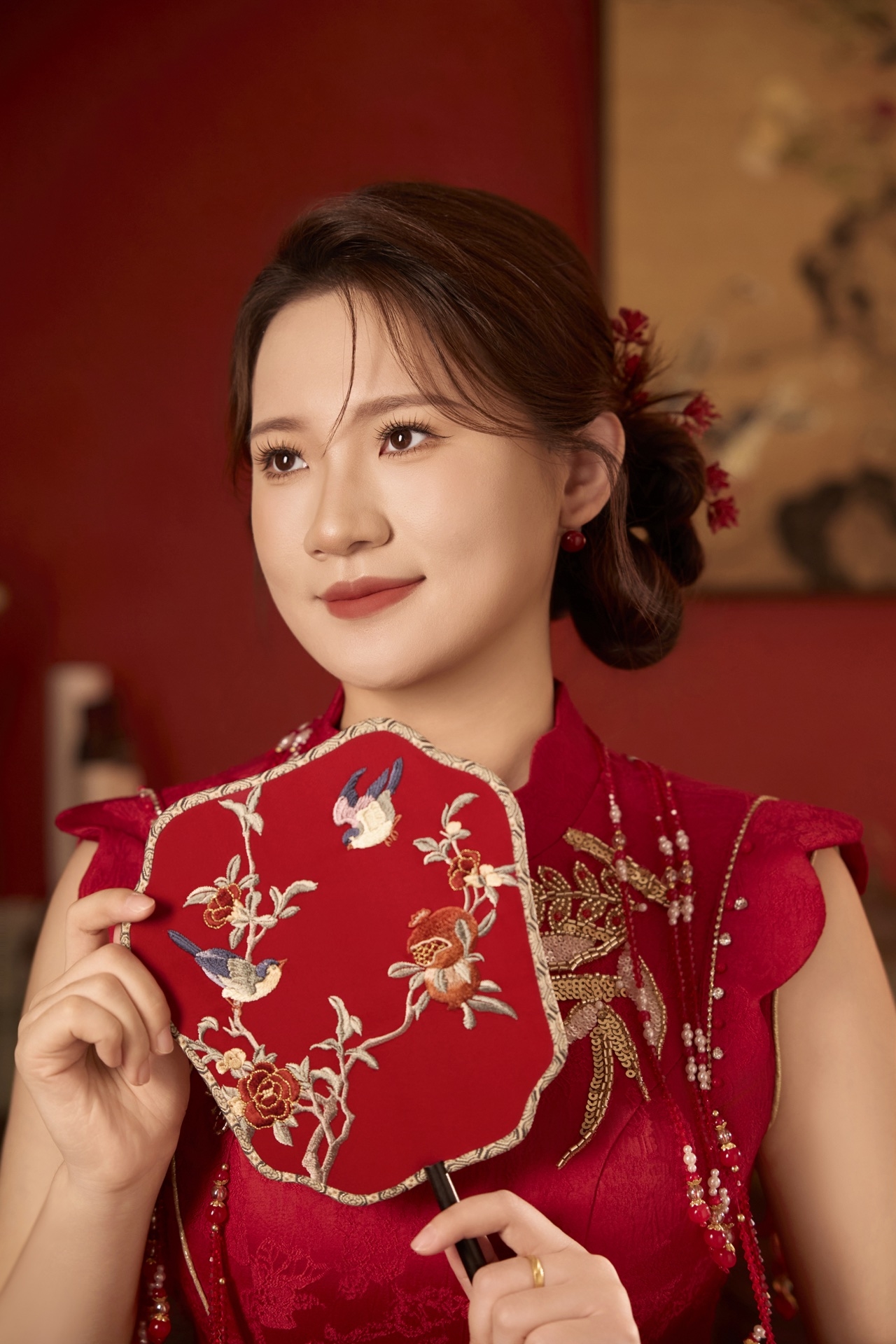 身着旗袍的阚丽娜手执团扇肖像