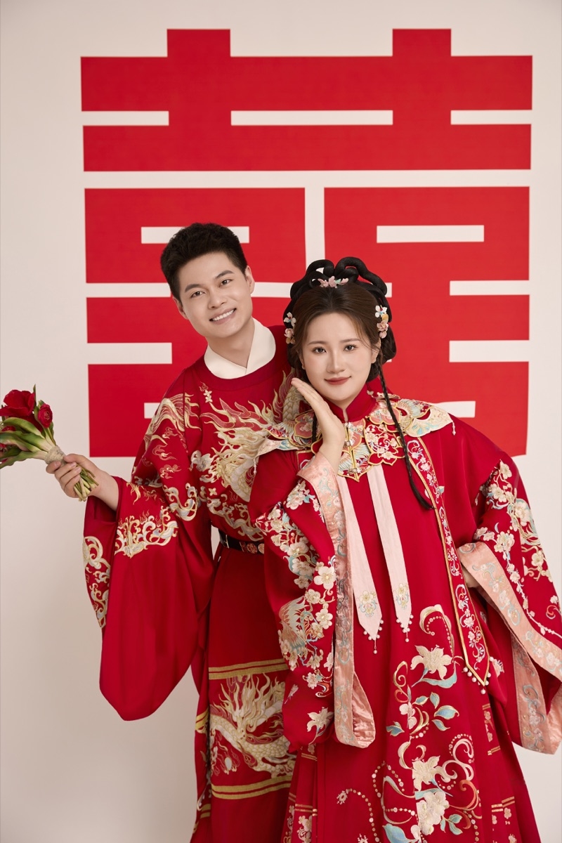 刘鑫与阚丽娜身着喜嫁礼服合影
